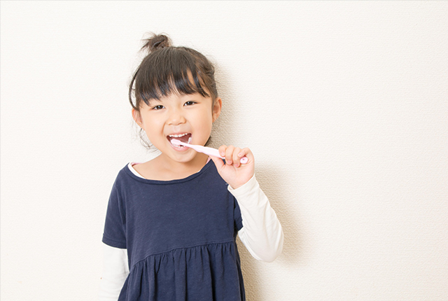 歯磨きをする女の子