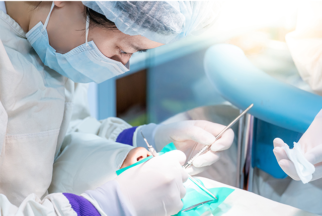 清潔操作で歯科治療行う様子