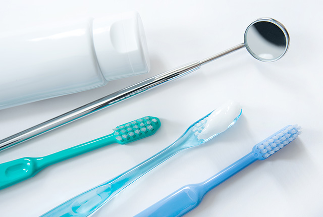 歯ブラシと歯磨き粉とデンタルミラー